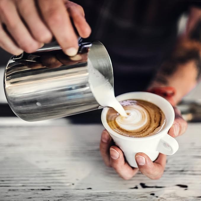 Milk Frothing Pitcher, Stainless Steel Coffee Cup Mug Milk Frothing Pitcher Jug with Lid and Handle Cappuccino Latte Coffee Art for Home Office Kitchen Coffee Shop, Silver(600ml)