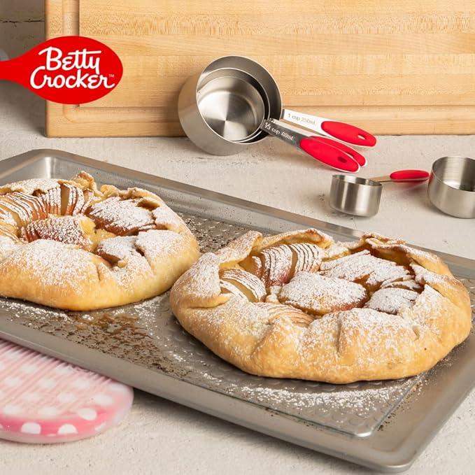 Betty Crocker Measuring Cooking Bundle includes a set of five measuring spoons and five measuring cups. The spoons have a dual design and magnetic snap for easy storage.
