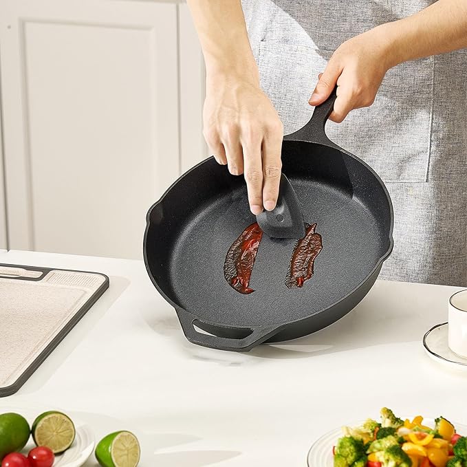 VEVOR Cast Iron Skillet, 4-Piece Frying Pan Set (6, 8, 10, 12 in), Skillets with Heat-Resistant Silicone Handle, Pre-Seasoned Chef's Pan, Kitchen Cookware, for Oven, Gas, Electrical, Induction, Black