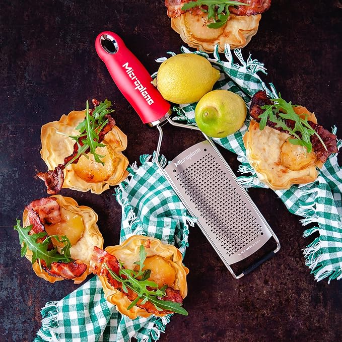 Microplane Gourmet Series Hand Held Cheese Grater (Fine, Red)